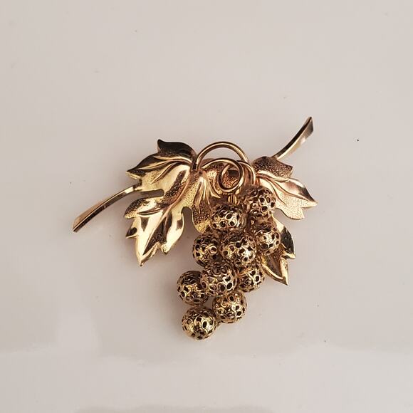 Vintage Filigree Grape Cluster and Leaves Brooch 12K Gold Filled Signed CC - Picture 5 of 6